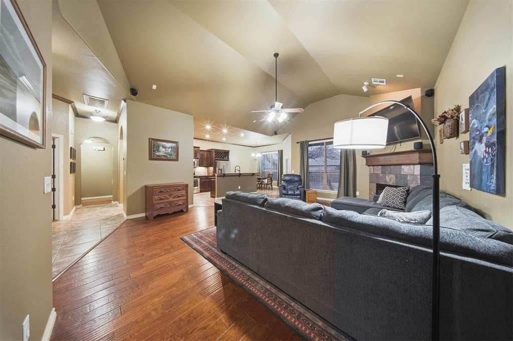 2425 Glenmere Dr - Photo 3 of 30
