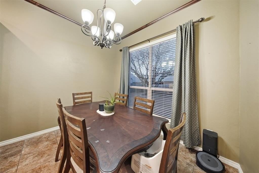 2425 Glenmere Dr - Photo 5 of 30