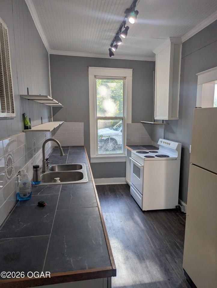 402 Pennell St - Photo 6 of 14