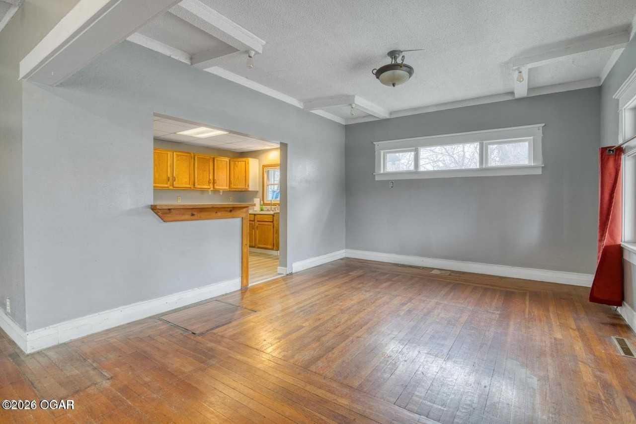 1321 W Broadway St - Photo 2 of 9