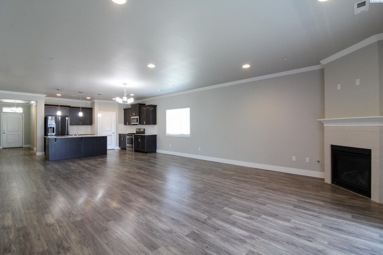 2452 Brodie Ln - Photo 4 of 22