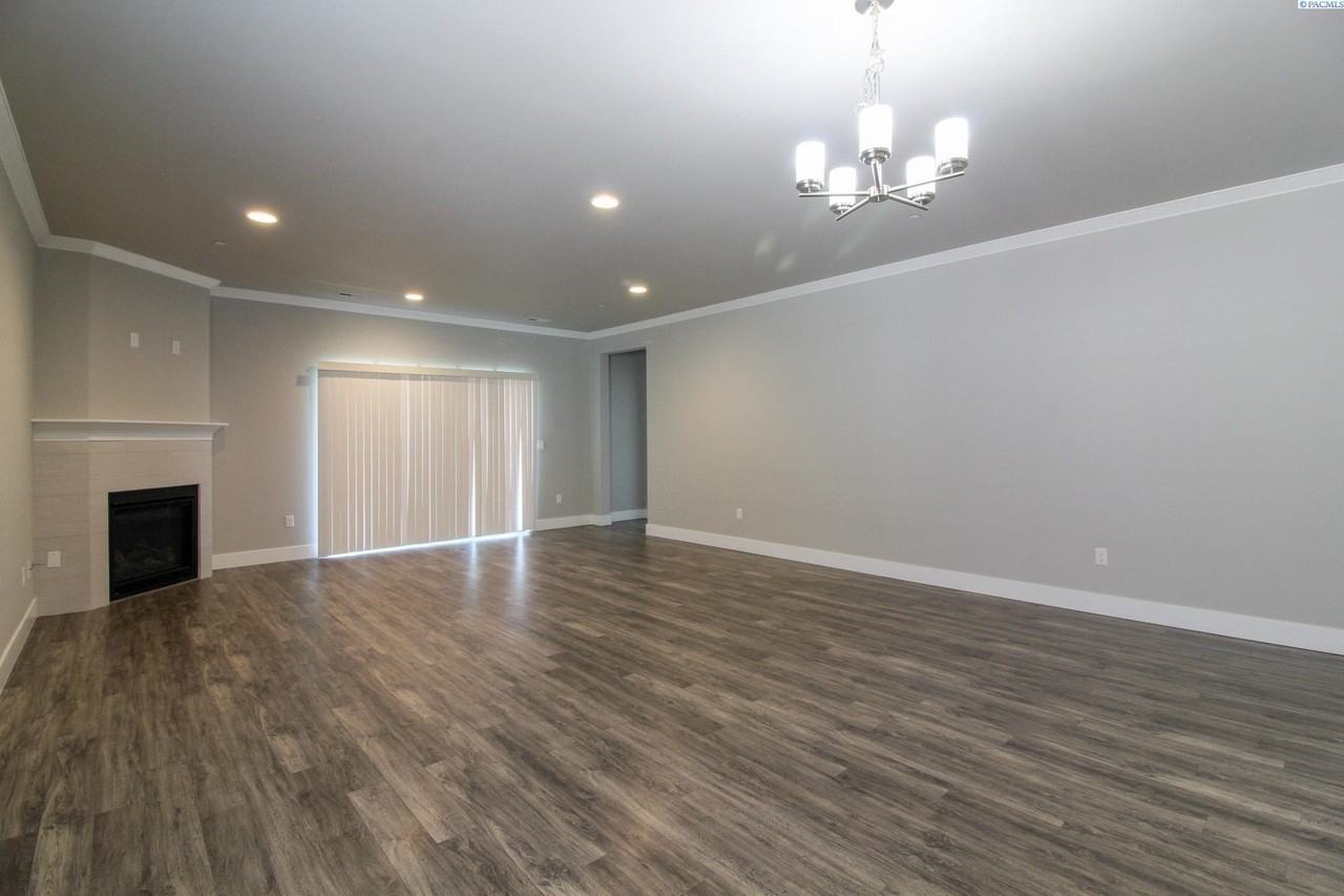 2452 Brodie Ln - Photo 7 of 22