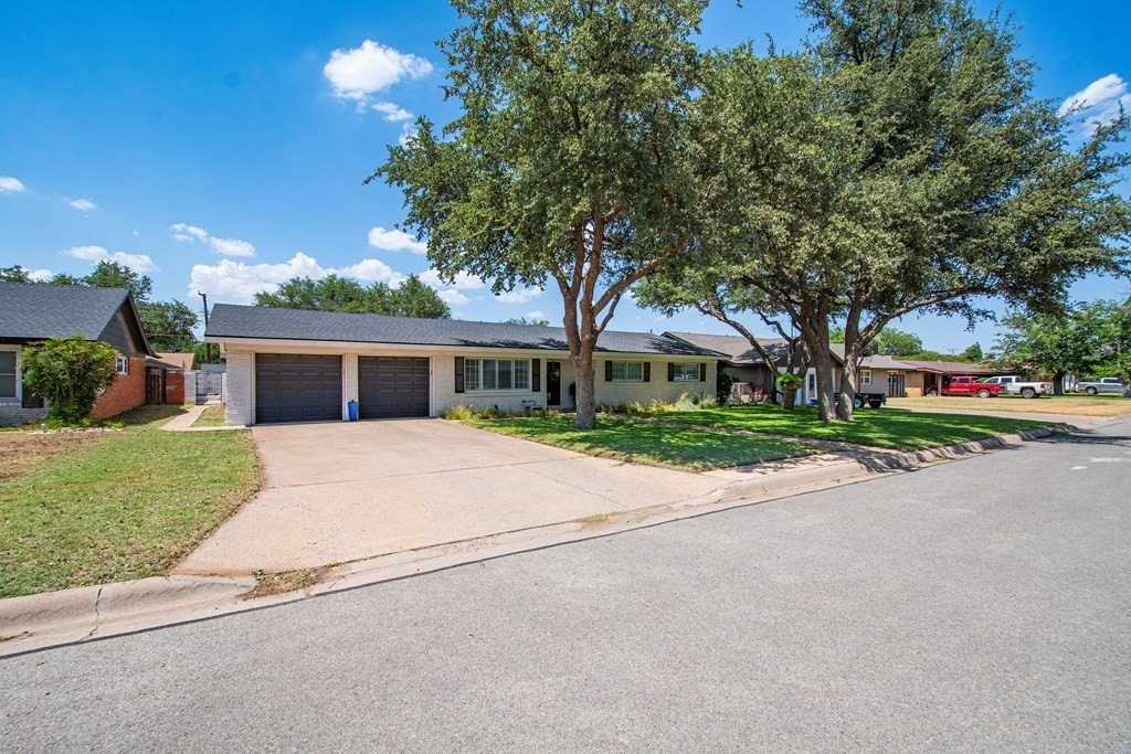 2610 Frontier Dr - Photo 4 of 33