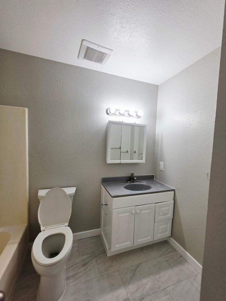 409 Humble Ave #A - Photo 6 of 7