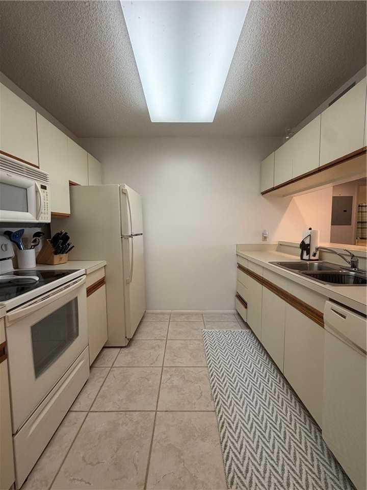 4 Plantation Dr #101 - Photo 3 of 34