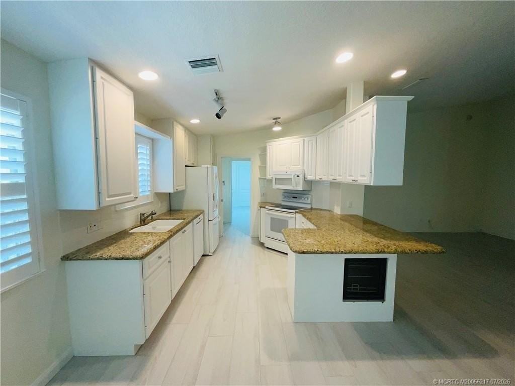 781 Sw Balmoral Trce - Photo 3 of 19