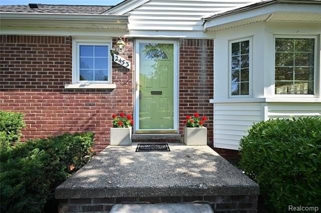 2453 Windemere Rd - Photo 2 of 39