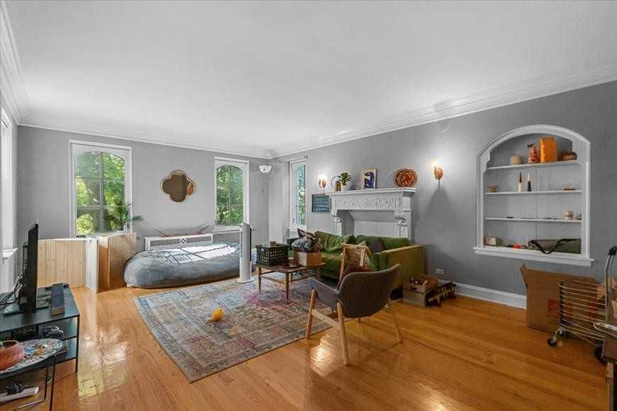 2712 W Logan Blvd - Photo 2 of 10