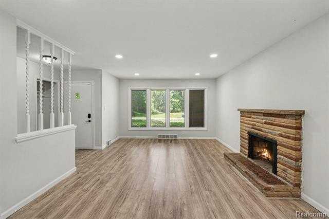 2360 Pineview - Photo 4 of 14