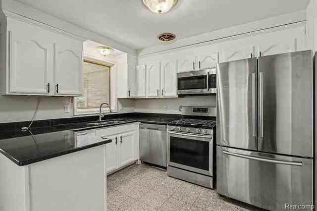 2360 Pineview - Photo 6 of 14