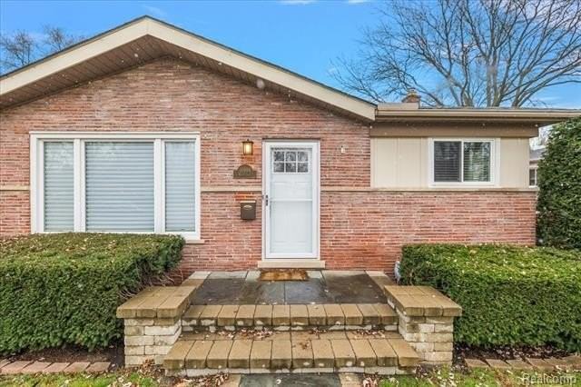 16996 Marguerite St - Photo 3 of 30