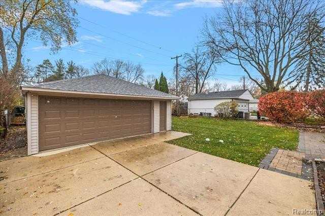 16996 Marguerite St - Photo 4 of 30