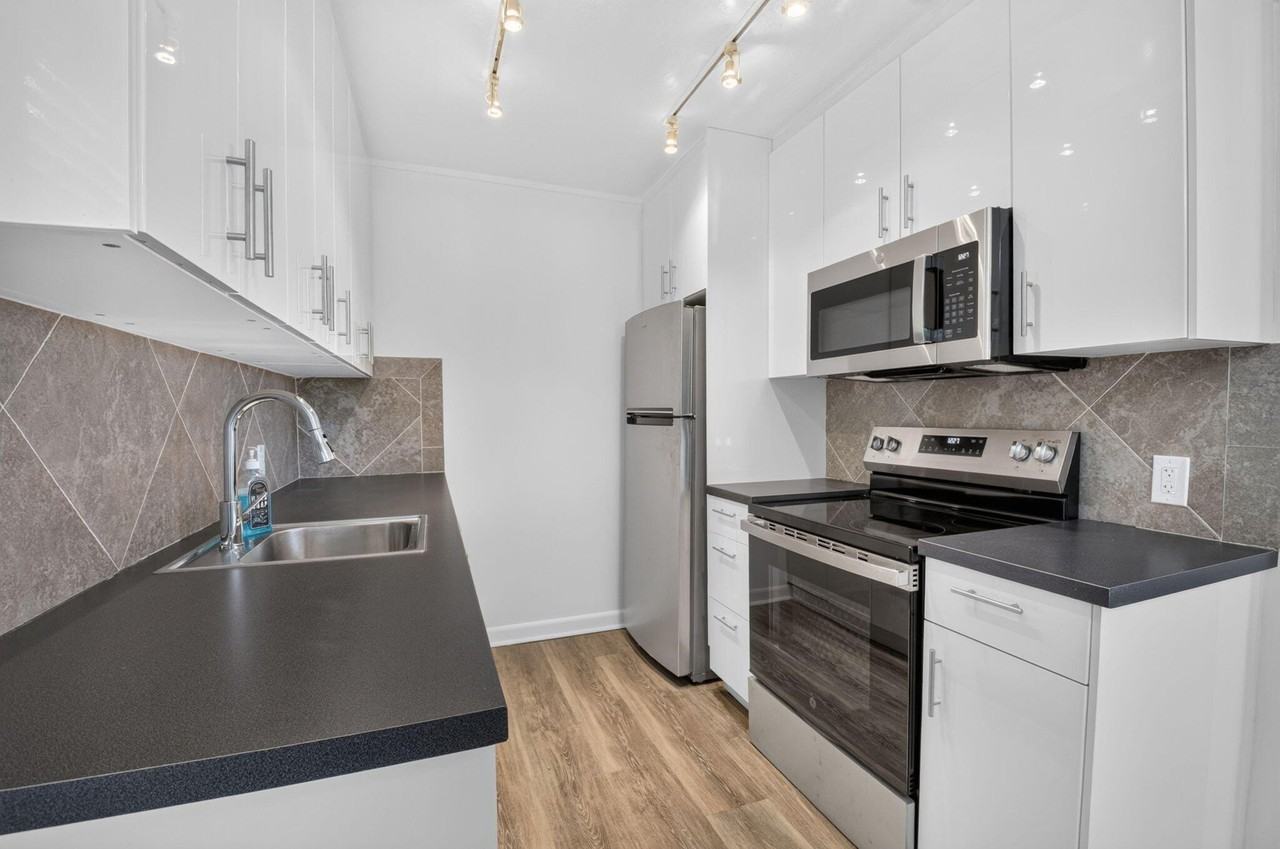 3080 Cornwall D - Photo 5 of 50