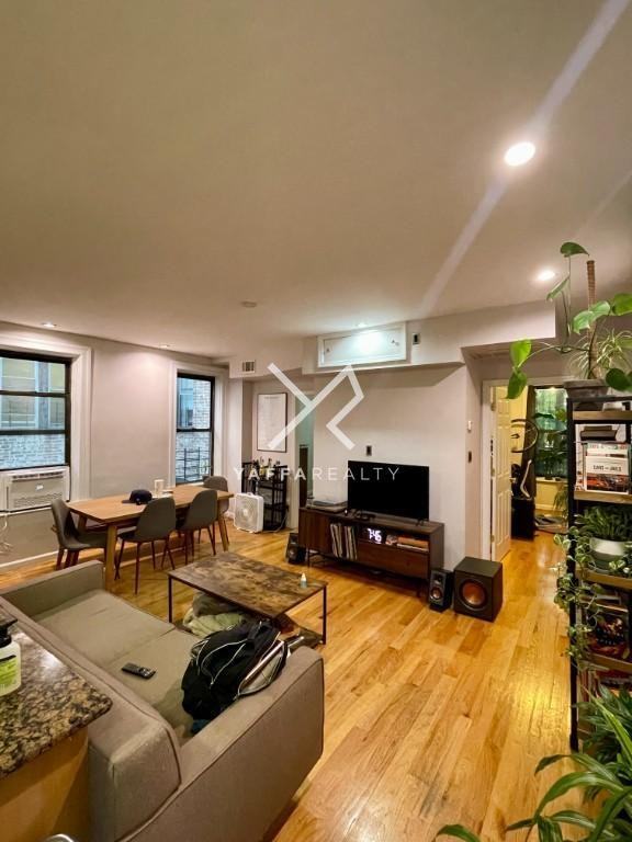 382 Montgomery St - Photo 3 of 8