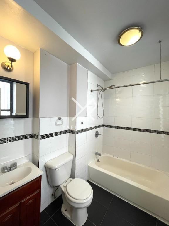 382 Montgomery St - Photo 7 of 8