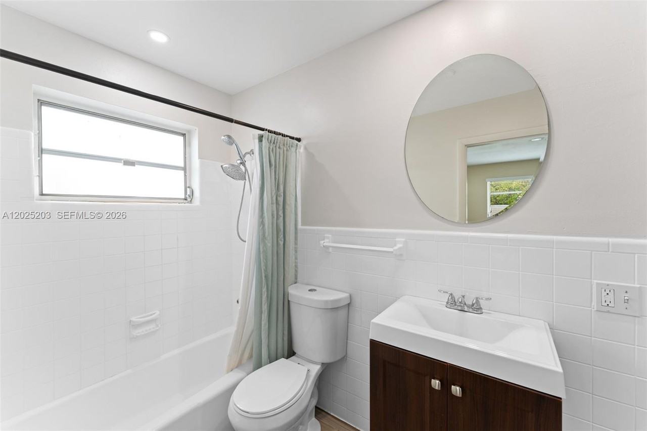 2311 Sw 2nd St - Photo 2 of 8