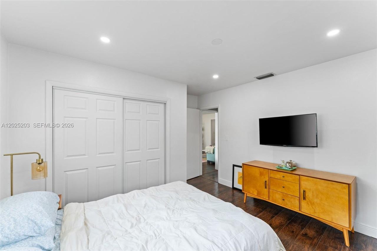 2311 Sw 2nd St - Photo 3 of 8