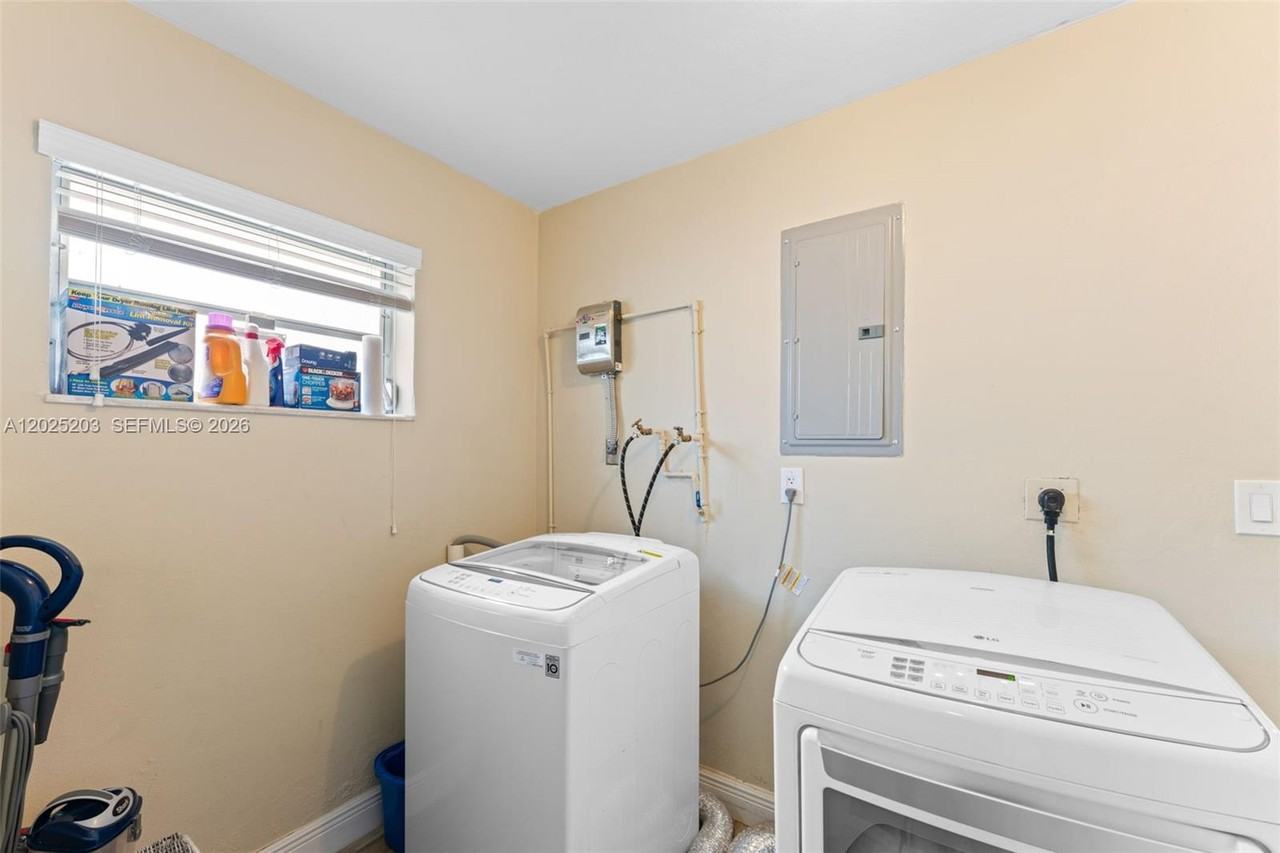 2311 Sw 2nd St - Photo 4 of 8