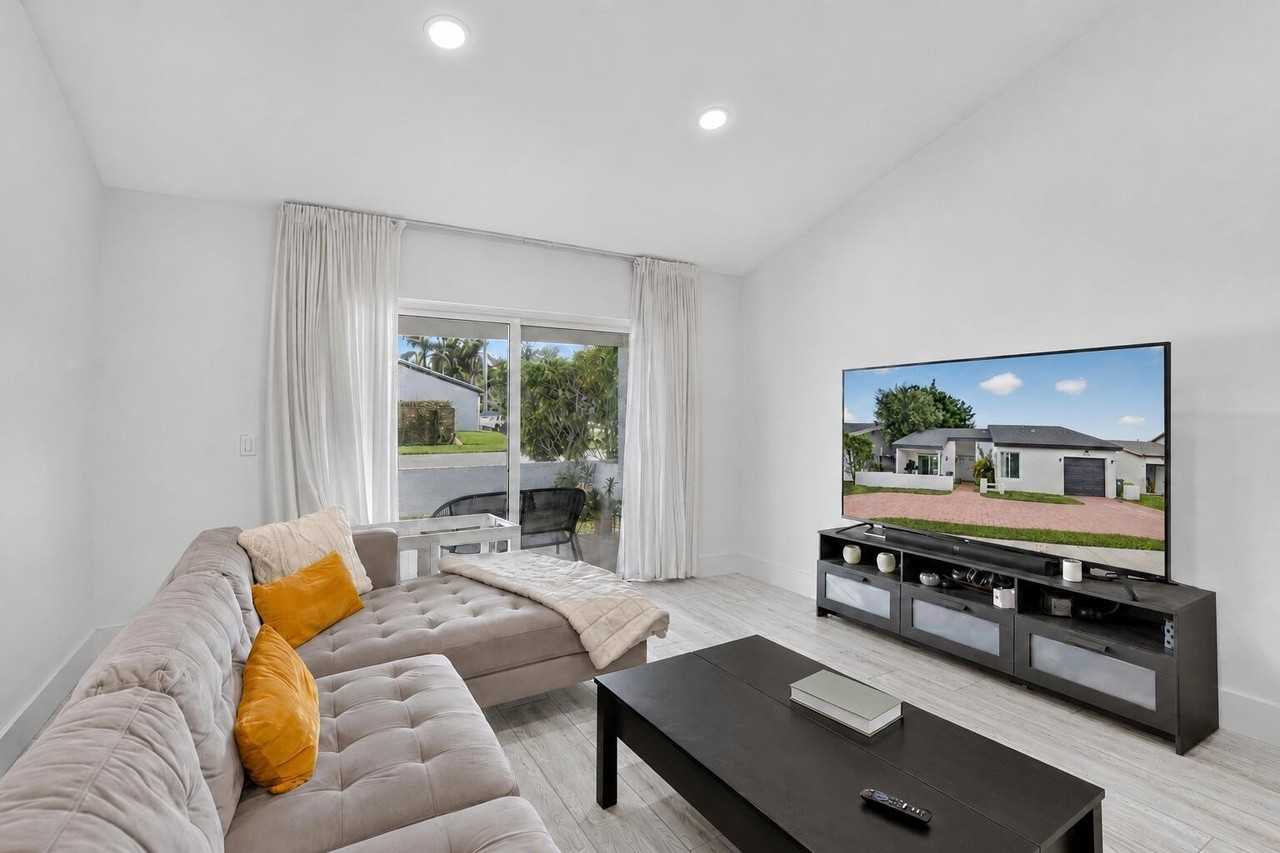 16709 Sw 5th Ct - Photo 4 of 43