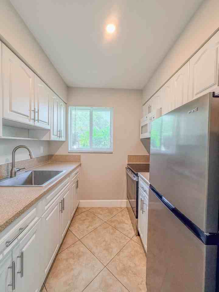 541 Ne 44th St #B - Photo 4 of 16