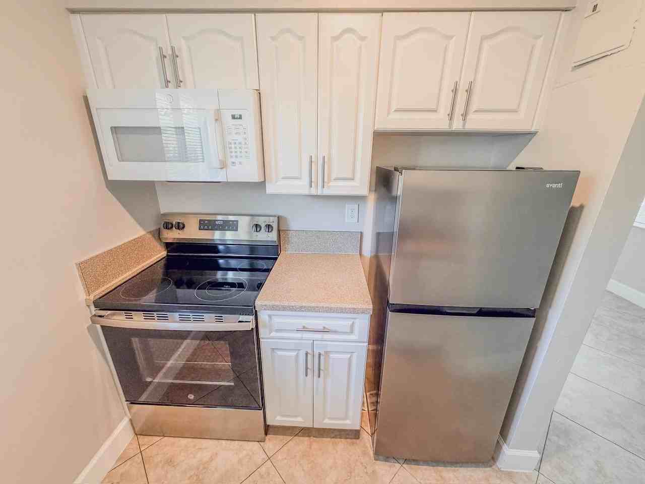 541 Ne 44th St #B - Photo 5 of 16