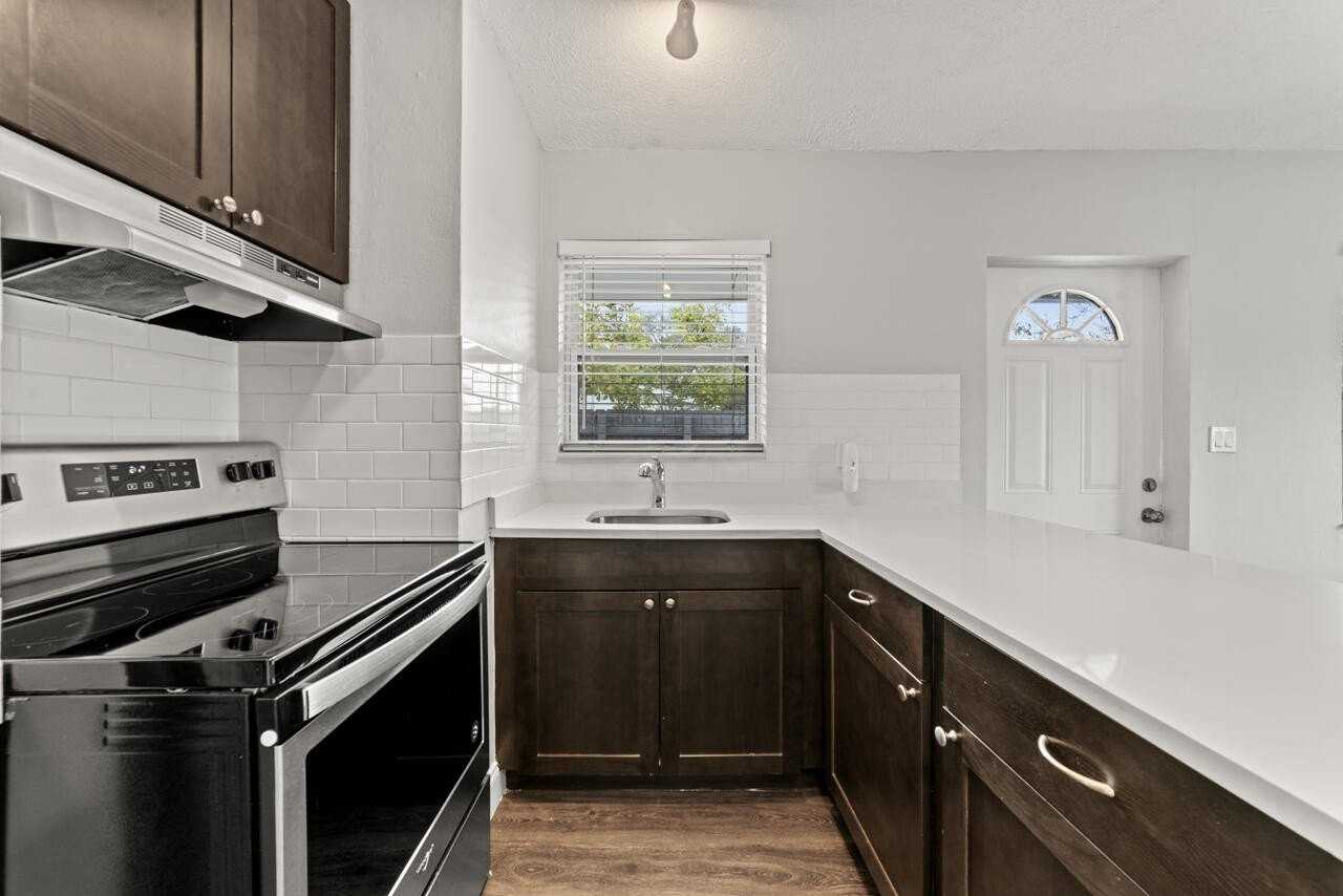 732 Se 15th St #1 - Photo 3 of 50