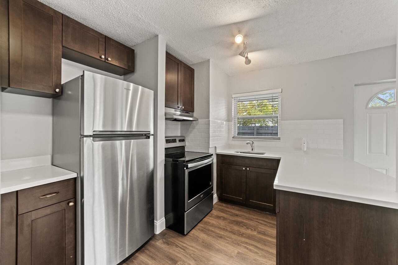 732 Se 15th St #1 - Photo 4 of 50