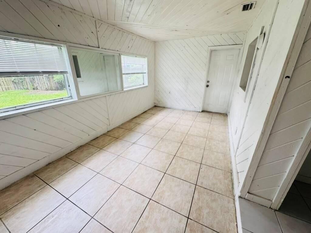6400 Nw 30th St - Photo 7 of 11