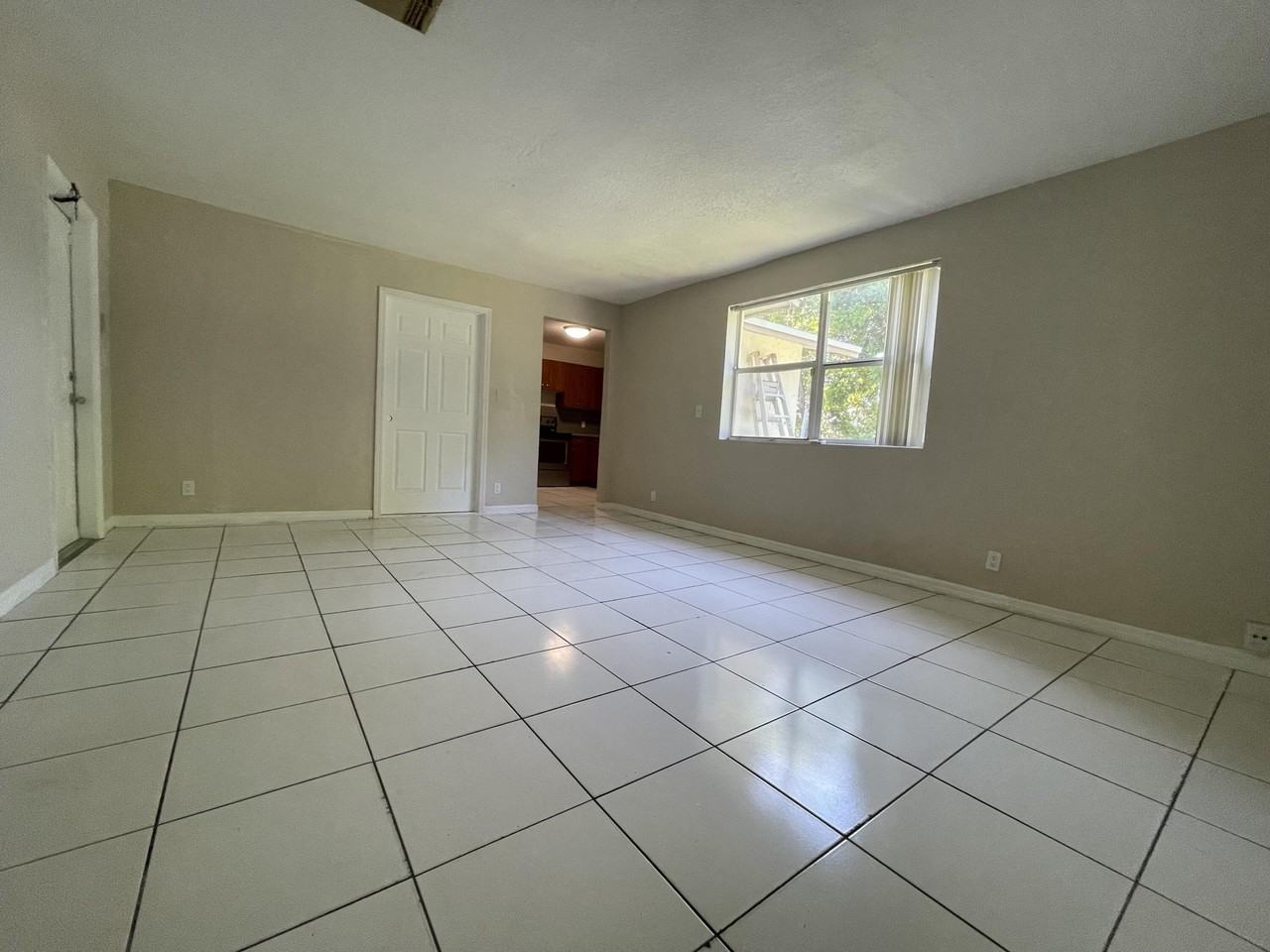 216 Nw 12th St #1 - Photo 5 of 18