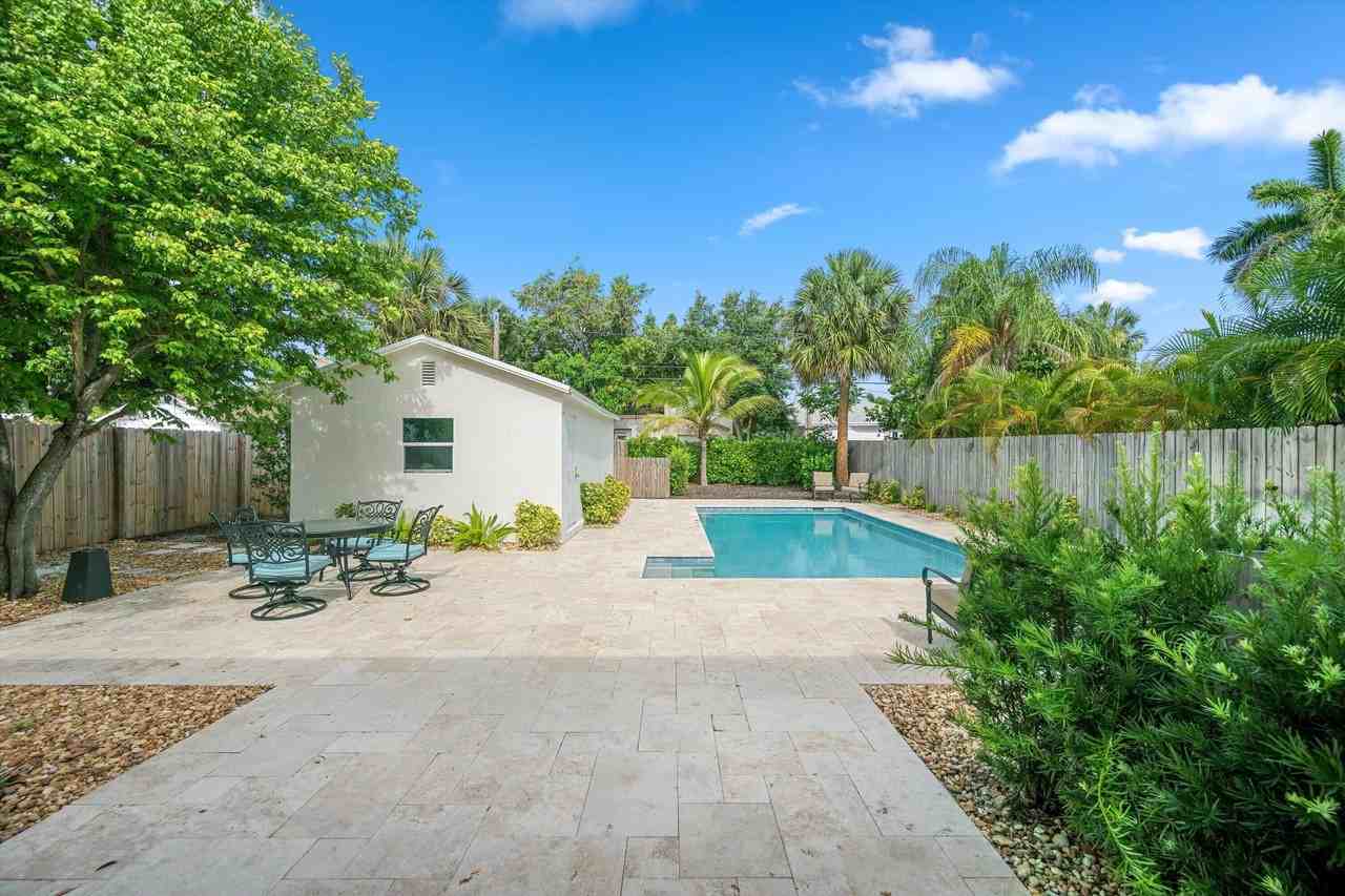 611 N Palmway - Photo 2 of 25
