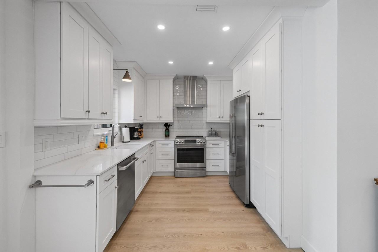611 N Palmway - Photo 3 of 25