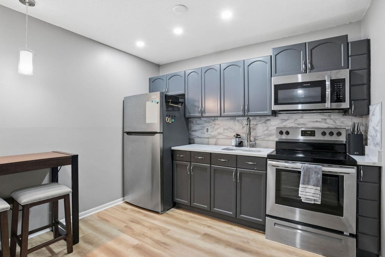 1204 S Lake Dr #3 - Photo 4 of 21