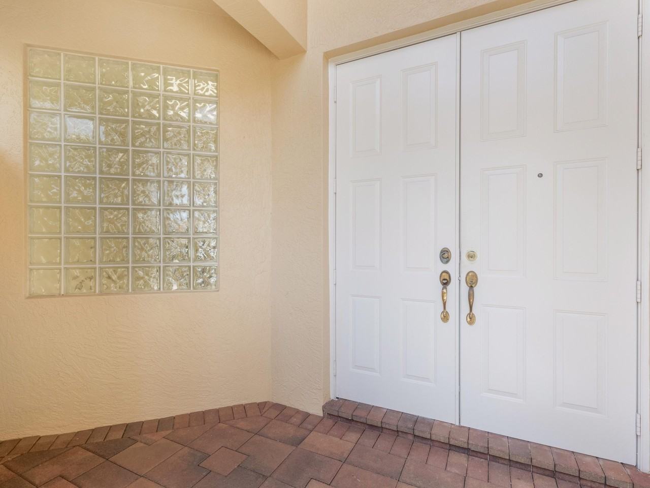 5279 Brookview Dr - Photo 3 of 43