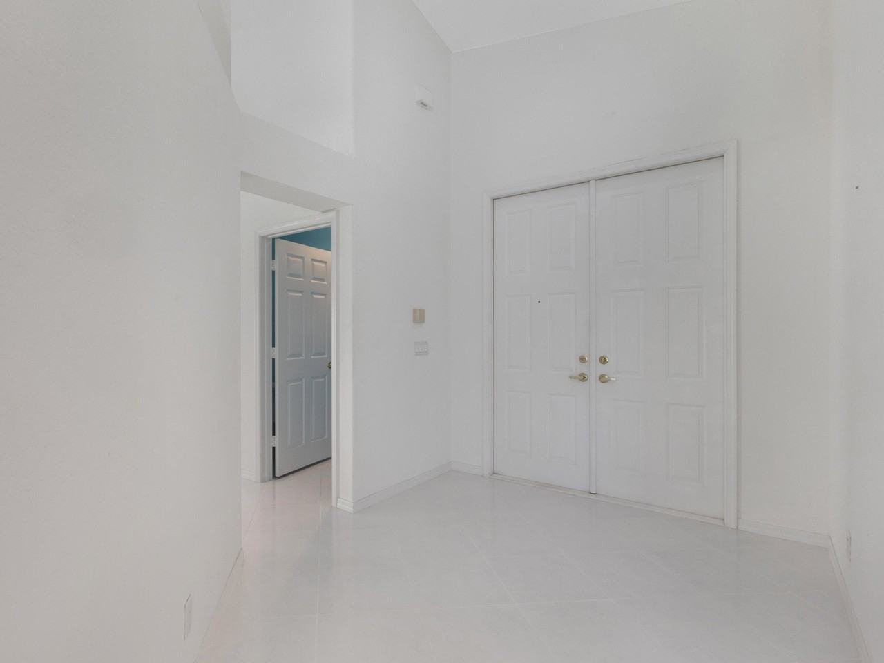 5279 Brookview Dr - Photo 4 of 43