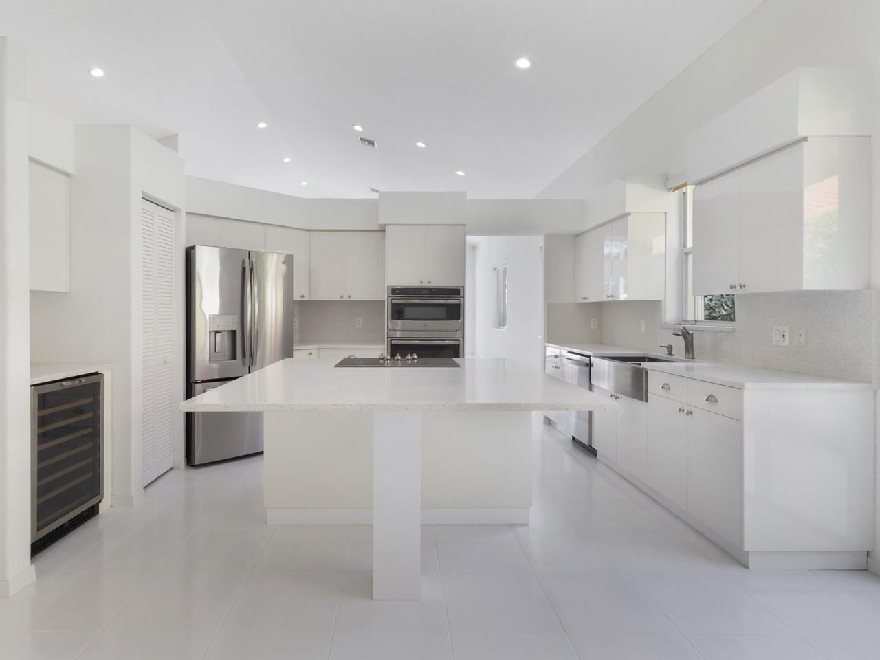 5279 Brookview Dr