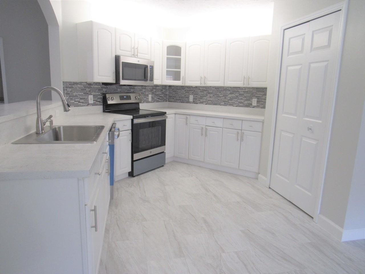 1242 Sw Melrose Ave - Photo 4 of 46