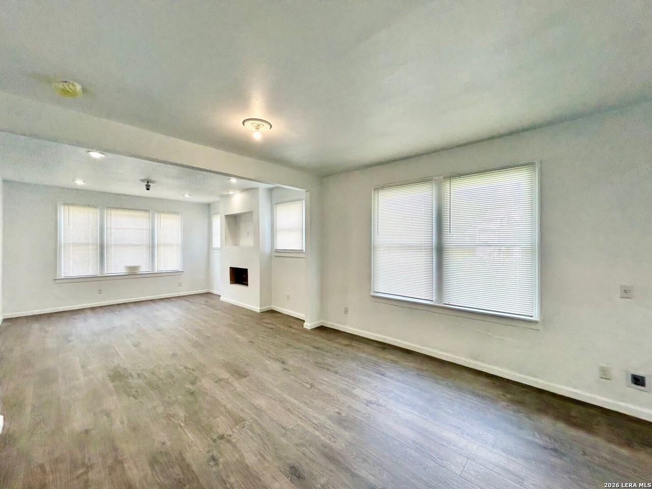 2623 W Houston St - Photo 4 of 21