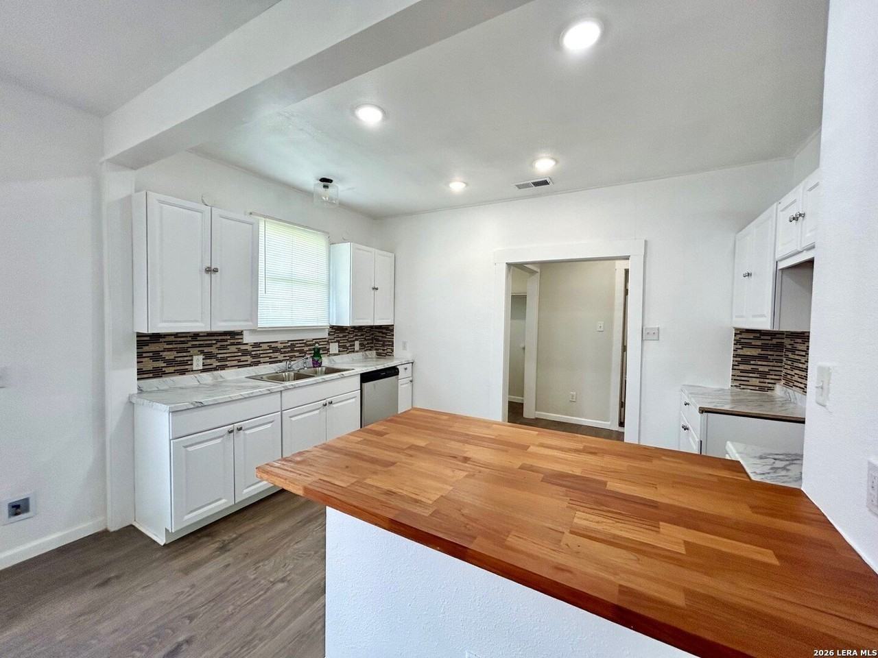 2623 W Houston St - Photo 5 of 21