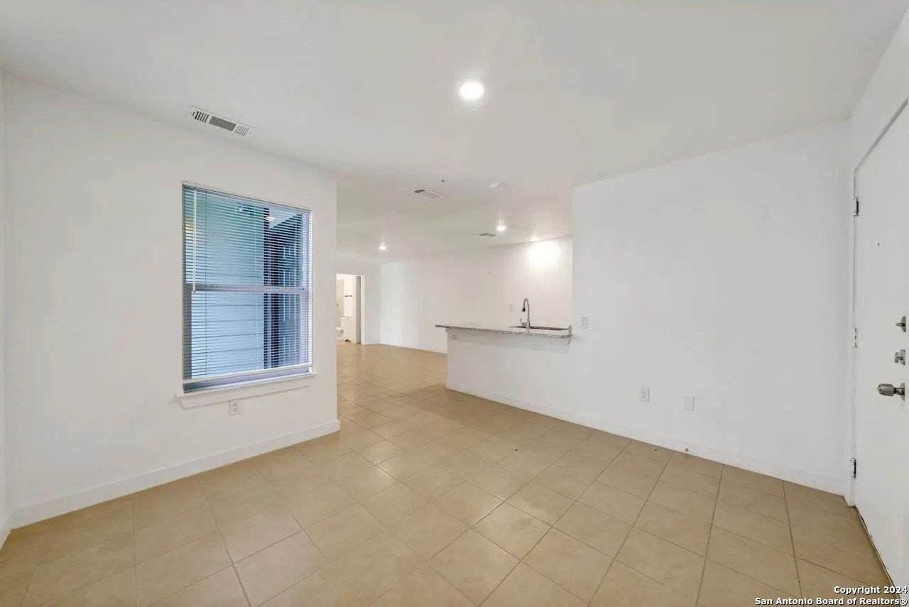 903 Canterbury #1104 - Photo 5 of 22