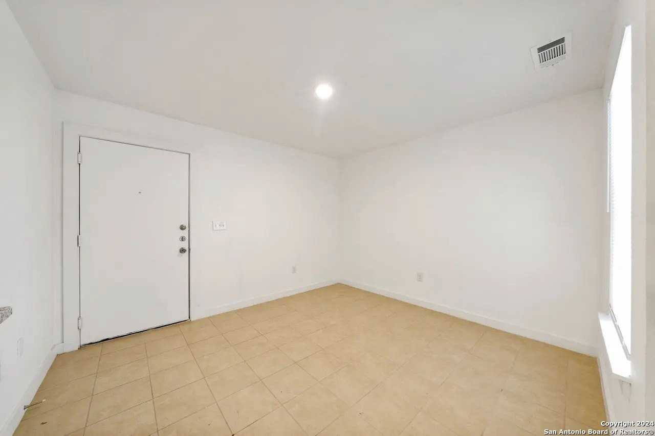 903 Canterbury #1104 - Photo 7 of 22