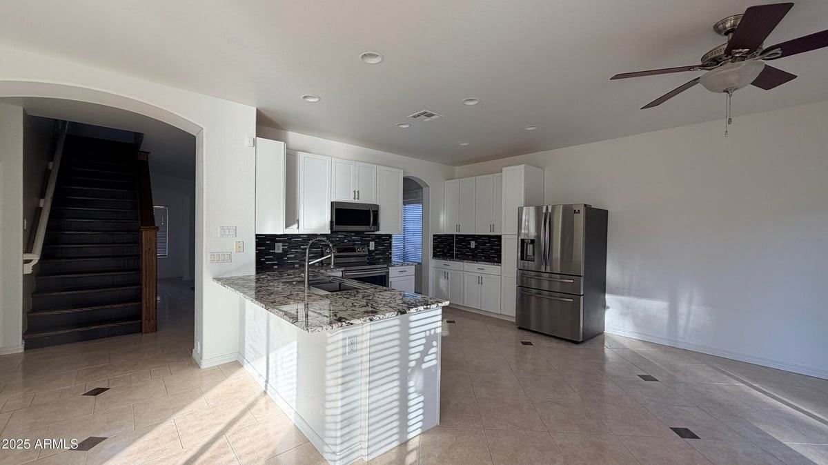 43691 W Yucca Ln - Photo 7 of 21
