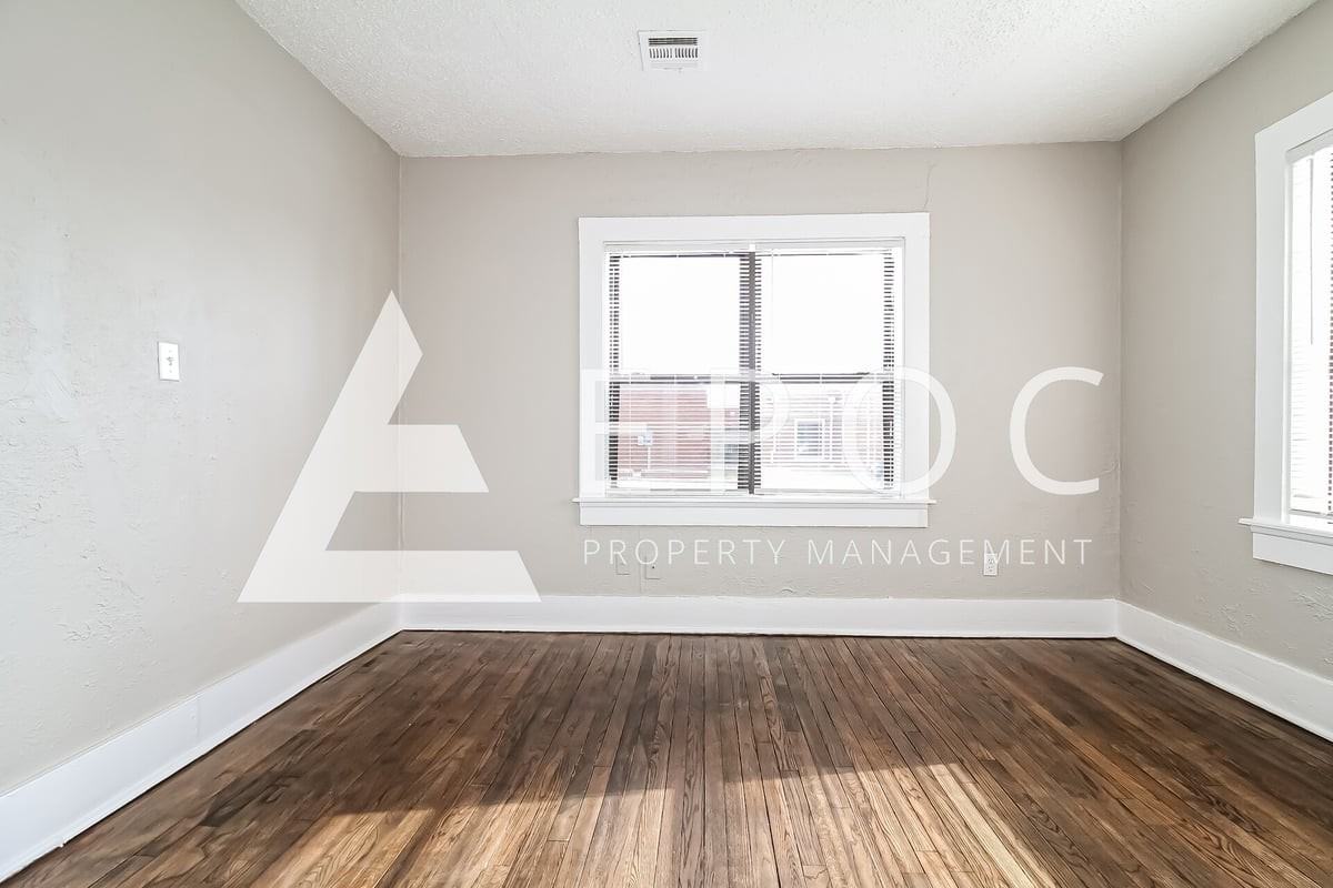 705 E Hughbert St - Photo 4 of 15