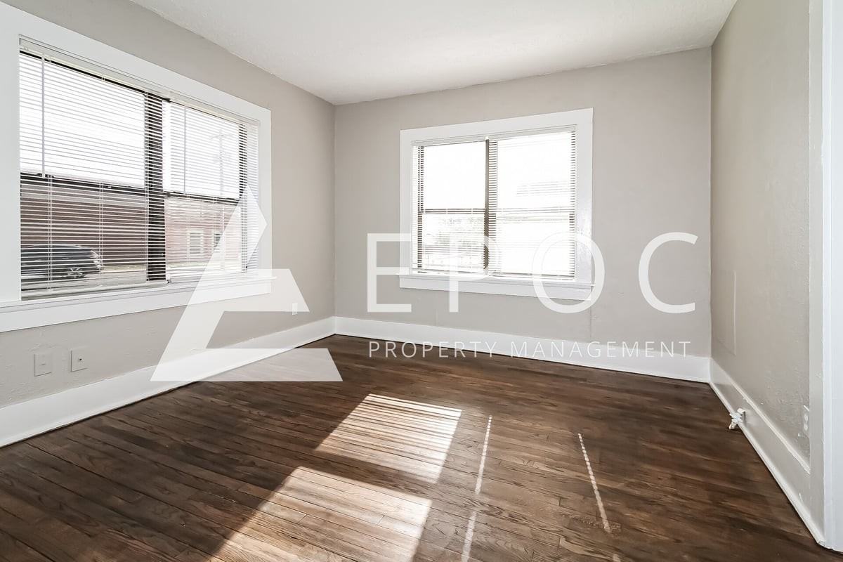 705 E Hughbert St - Photo 5 of 15