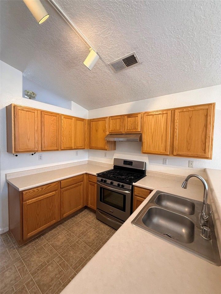 10639 Rockcliff Dr Nw - Photo 3 of 10
