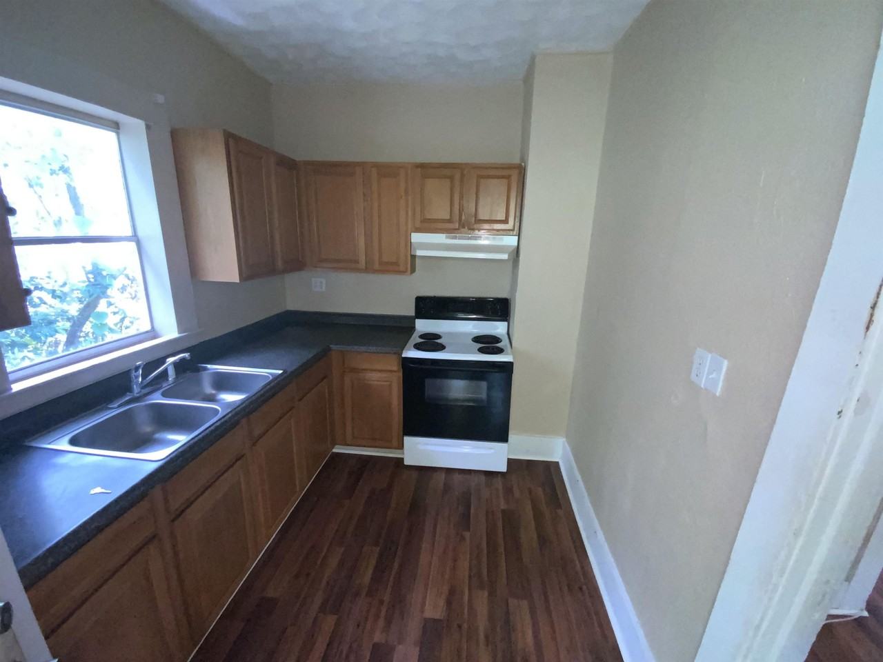 506 Bronson St - Photo 3 of 14