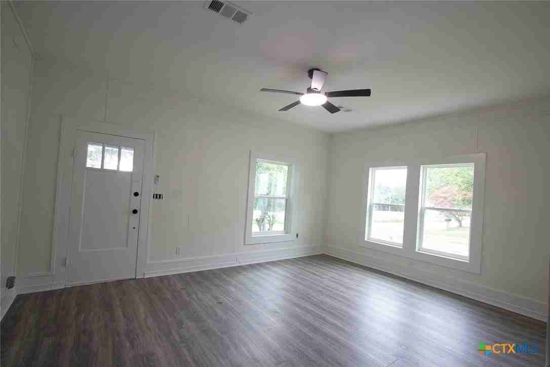 106 N Pear St - Photo 2 of 11
