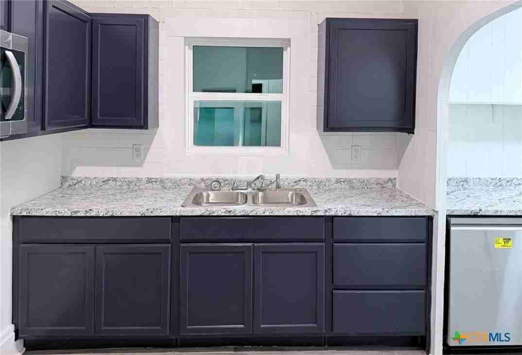 106 N Pear St - Photo 3 of 11