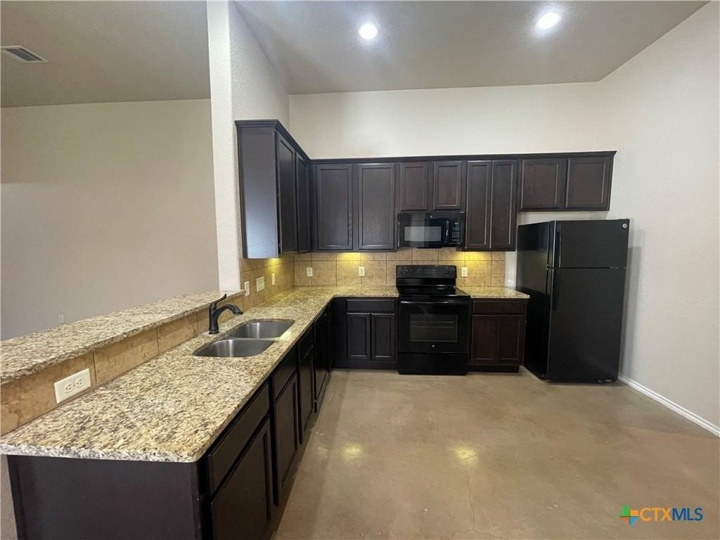 758 Saengerhalle Rd - Photo 4 of 29
