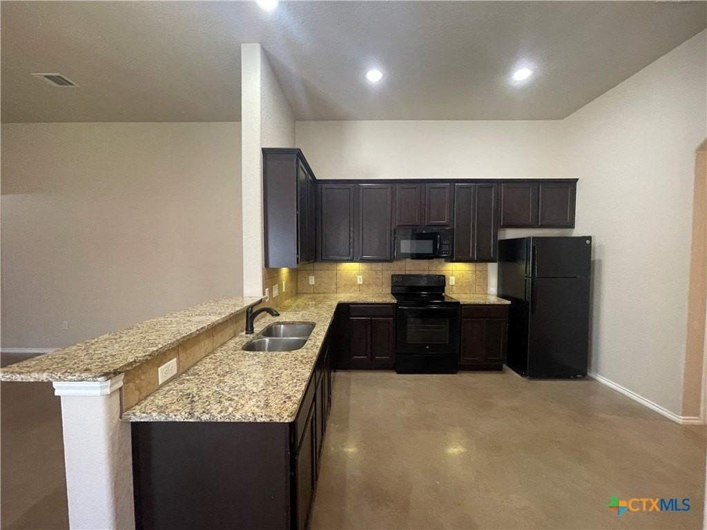 758 Saengerhalle Rd - Photo 7 of 29