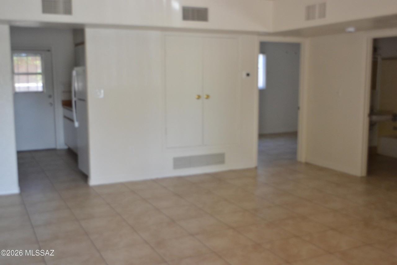137 W Macarthur St #B2 - Photo 5 of 15